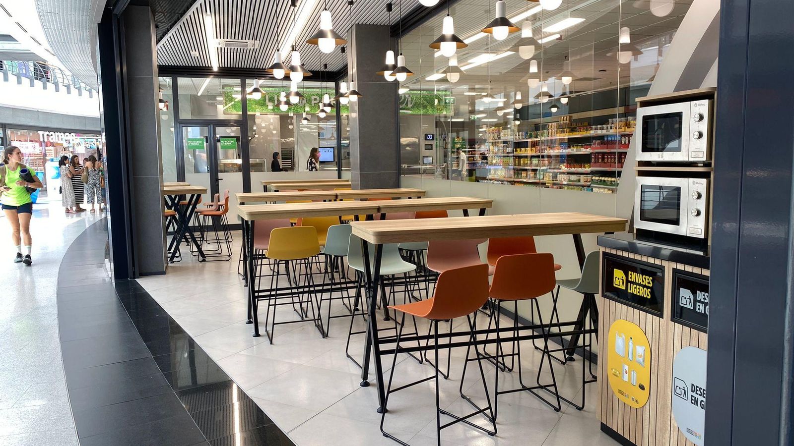 Mesas y asientos dispuestos en Mercadona del centro comercial AireSur.