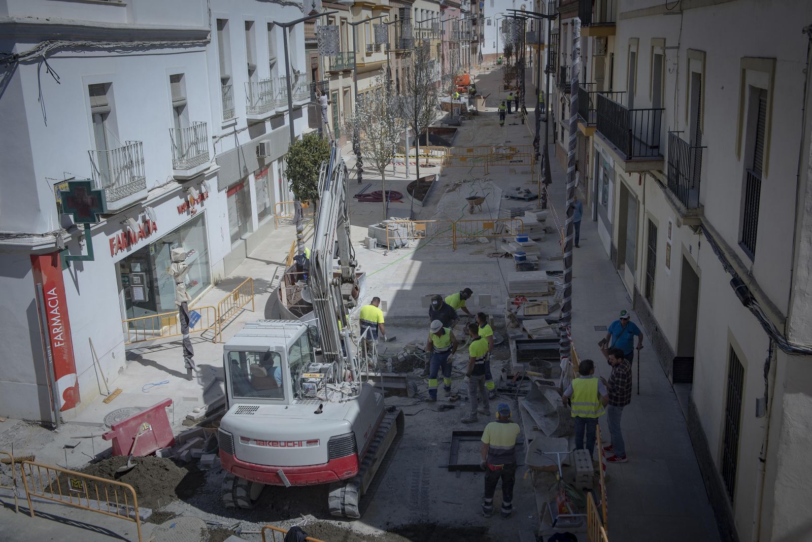 Obras en la calle cercana al Ayuntamiento de Alcalá.