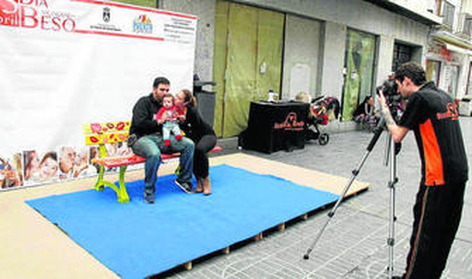 Una de las parejas portuenses que participaron en la iniciativa fotografiándose en el 'Banco del Beso' junto con su bebé.