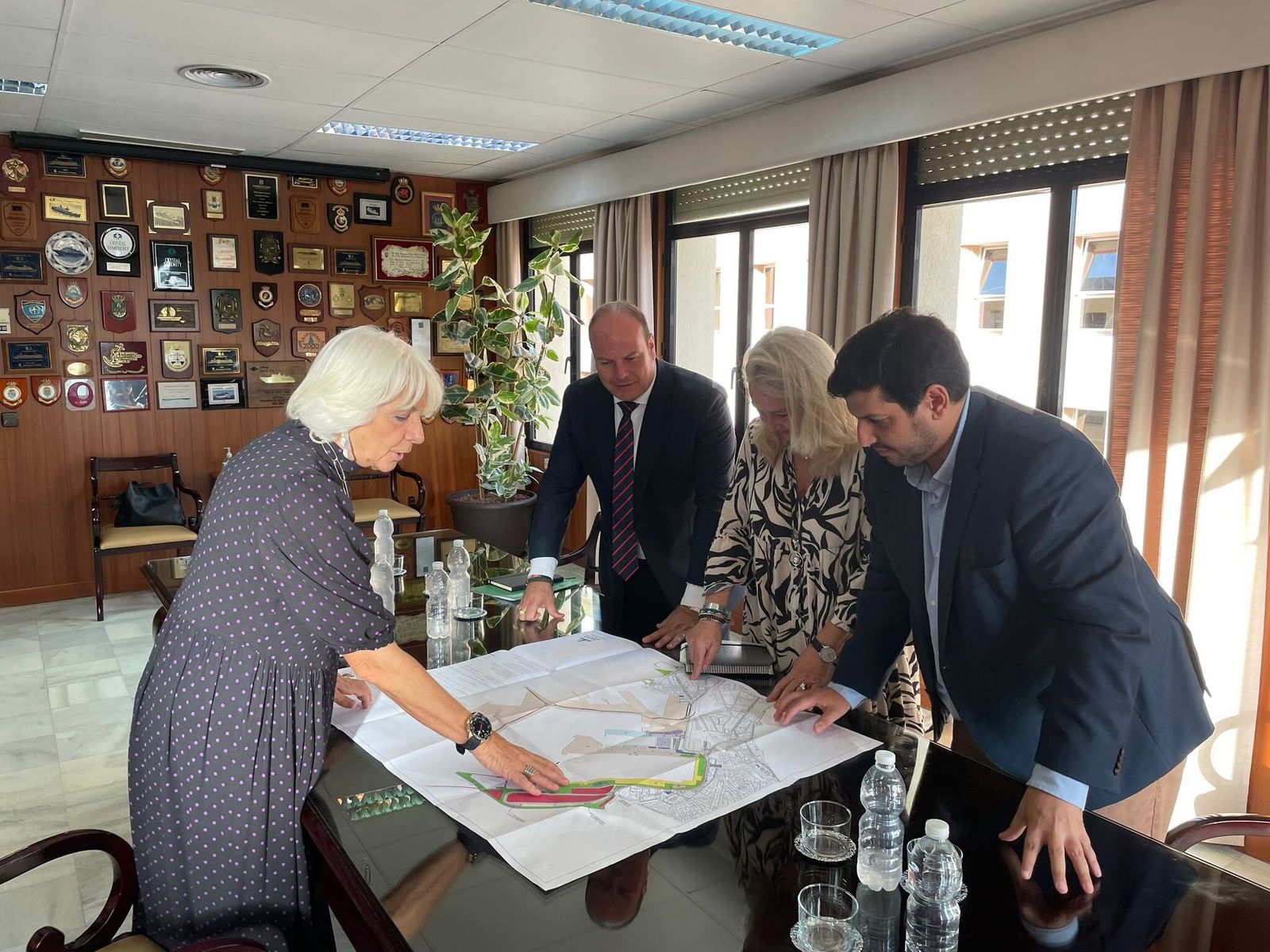 Haciendo como si les interesase