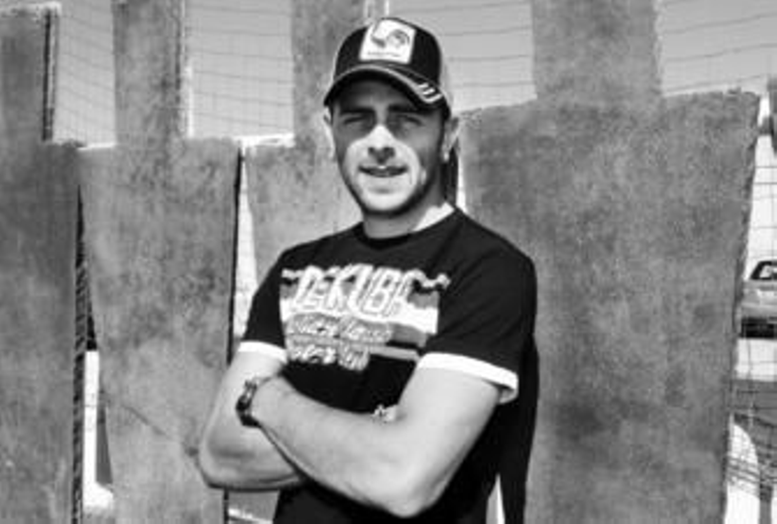 Sergio García posa ante una barrera en la ciudad deportiva de Los Bermejales.