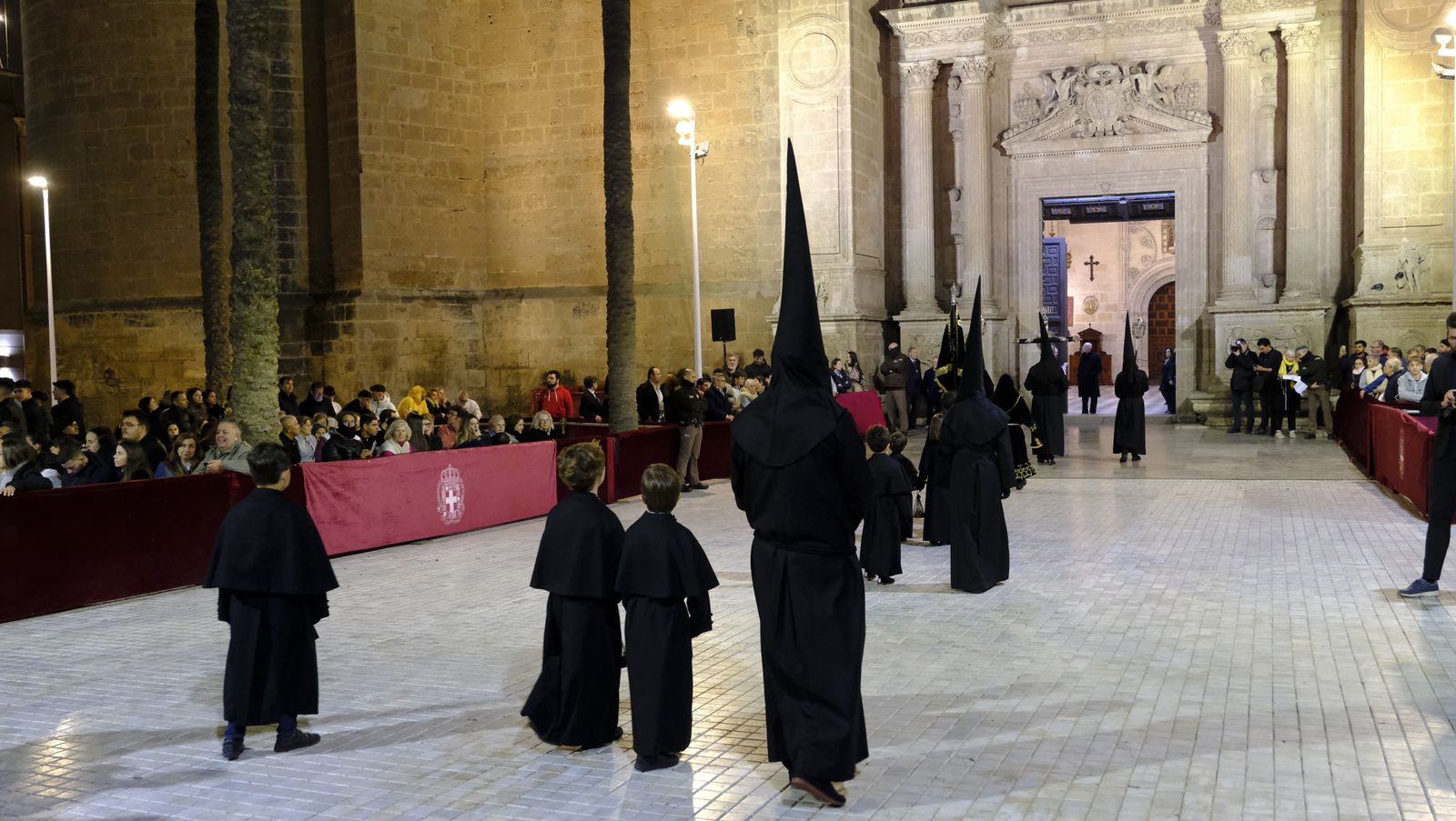 Las mejores imágenes del Santo Sepulcro, en Almería