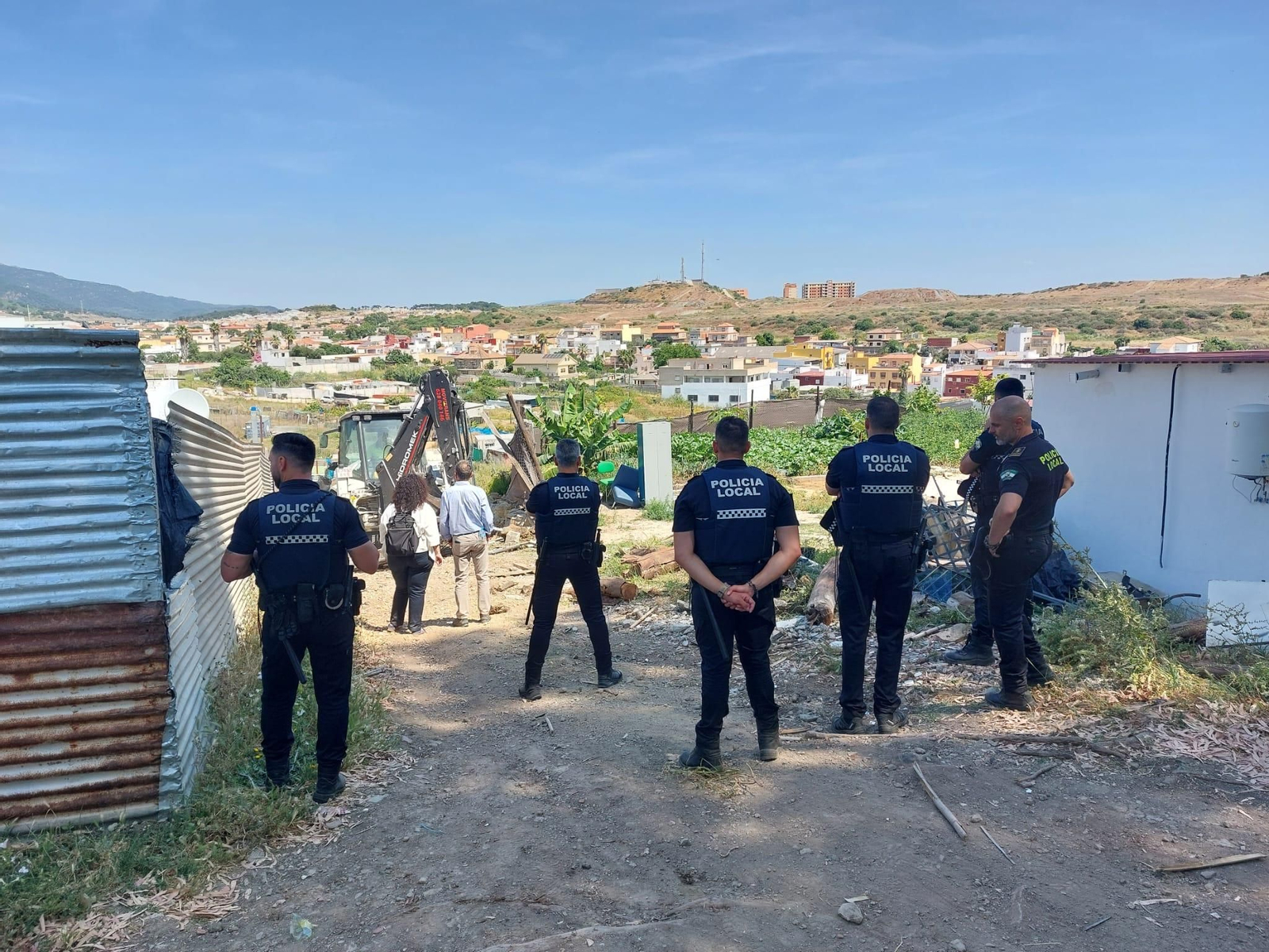 Agentes de la Policía Local de Algeciras en una intervención sobre usurpación de suelos.