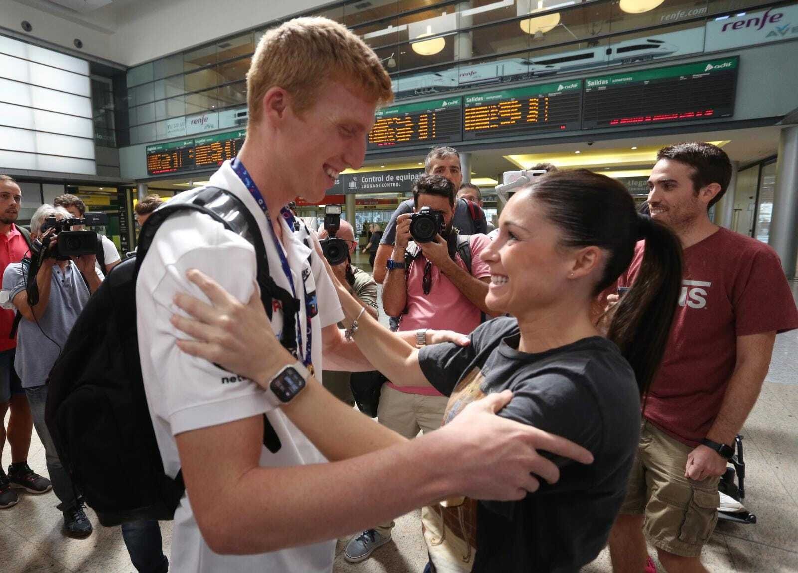 La llegada a Málaga de Alberto Díaz y Darío Brizuela con el oro a Málaga