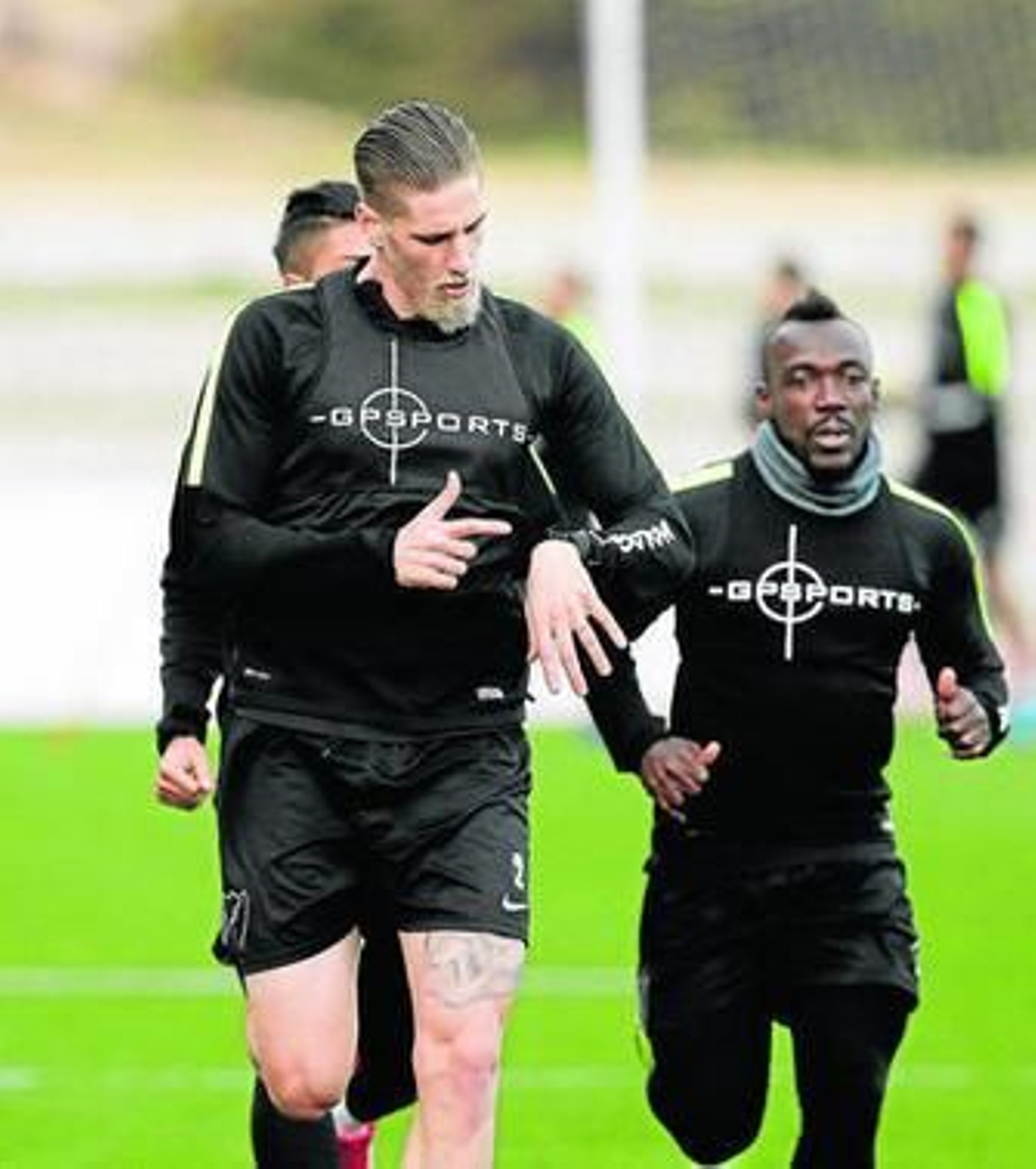 Raúl Albentosa mira el reloj mientras hace carrera continua.