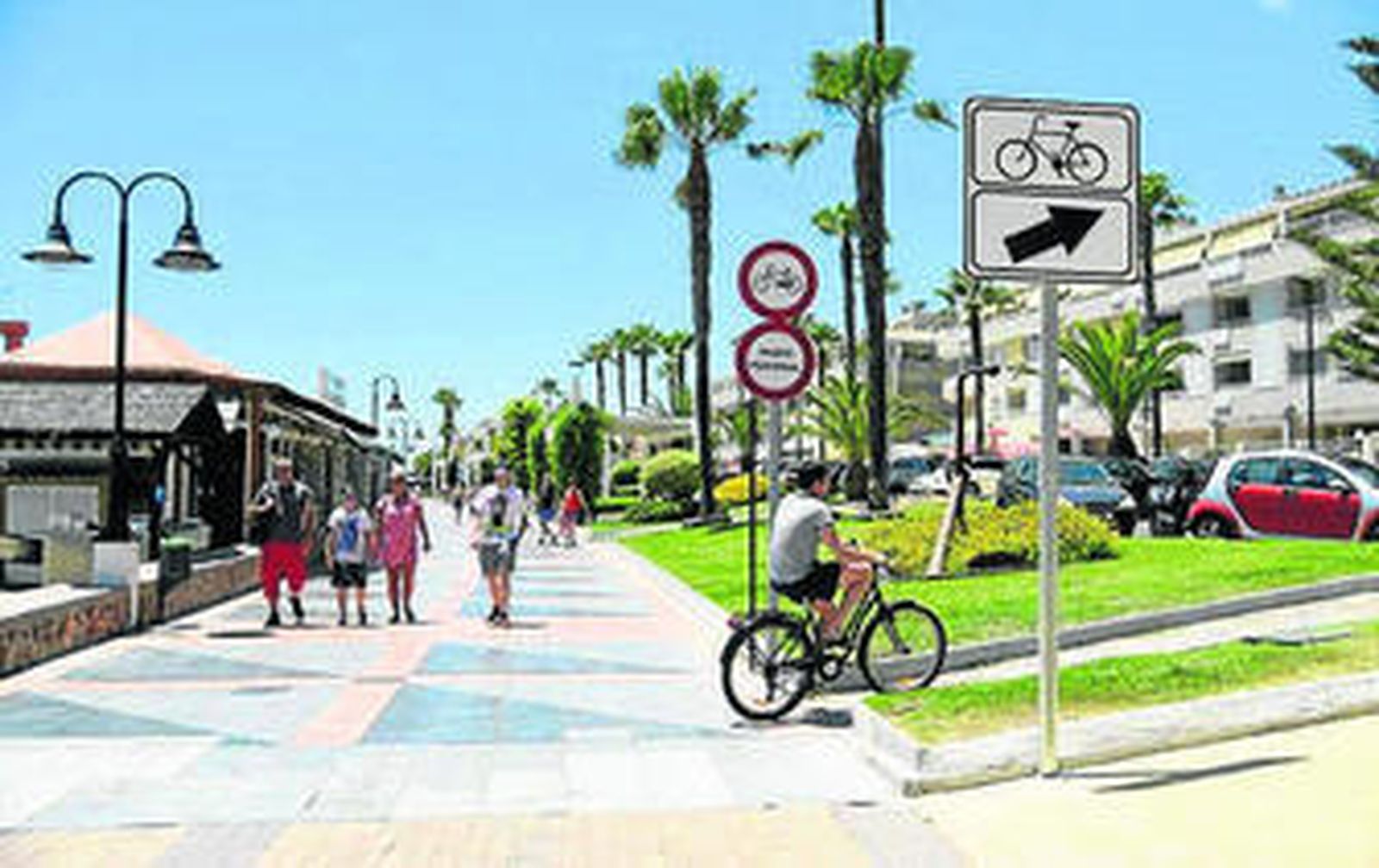Un ciclista transita por el paseo marítimo de Torremolinos.
