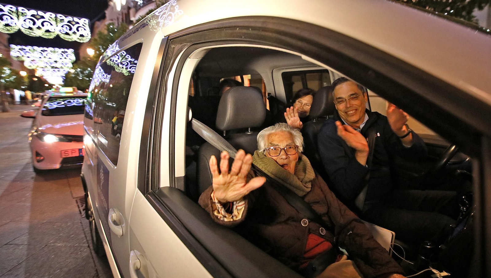 Imágenes del paseo en taxi a los mayores para disfrutar del alumbrado navideño