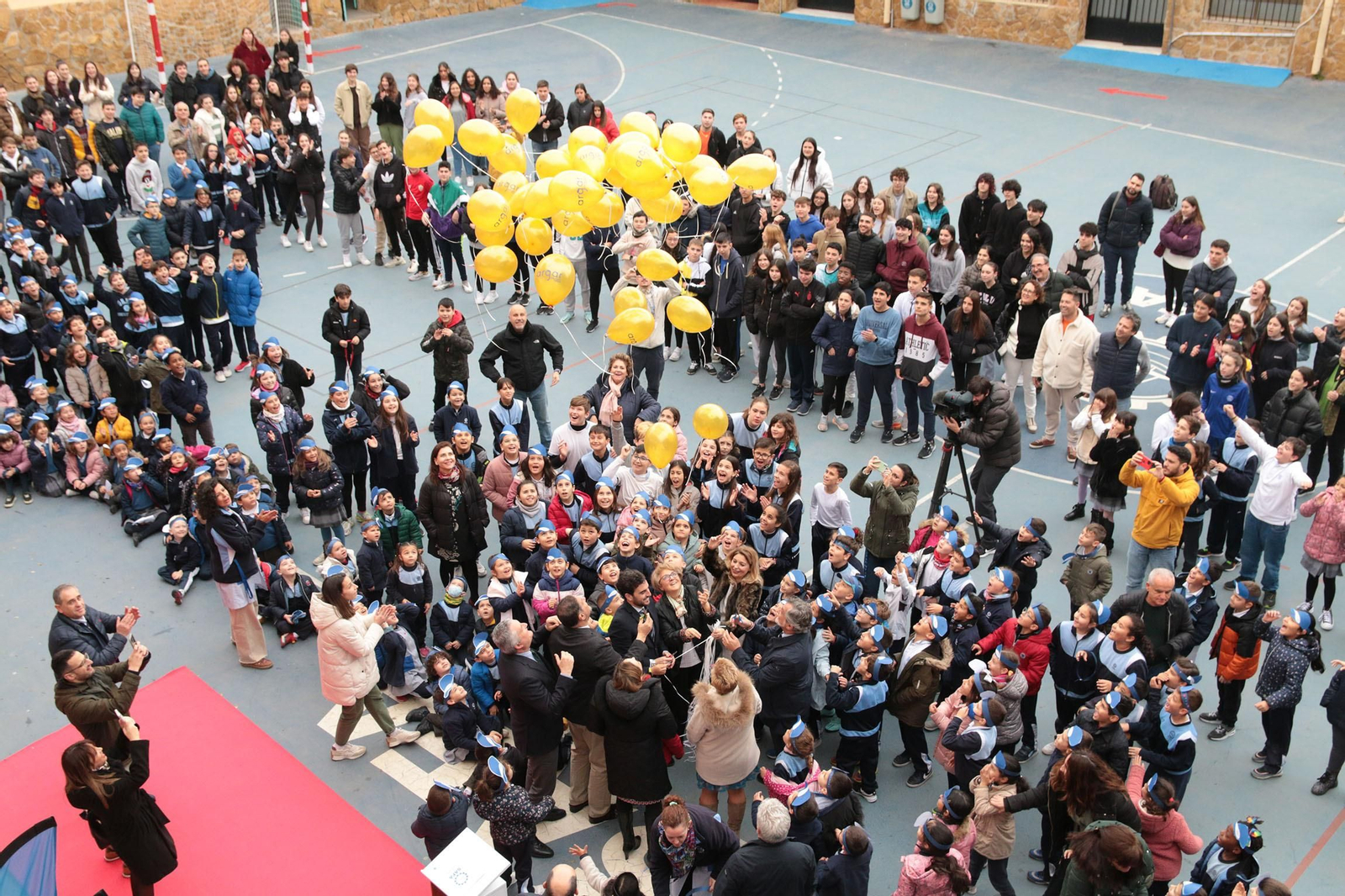 ARGAR lanza al aire globos amarillos en homenaje a los niños con cáncer