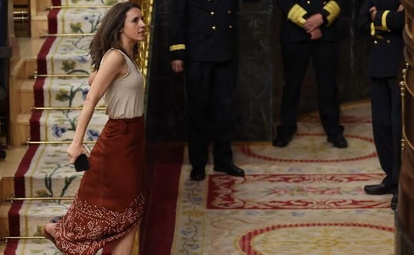 La ministra de Igualdad, Irene Montero, abandona el hemiciclo. Los diputados de Unidas Podemos, EH Bildu y ERC también lo han hecho.