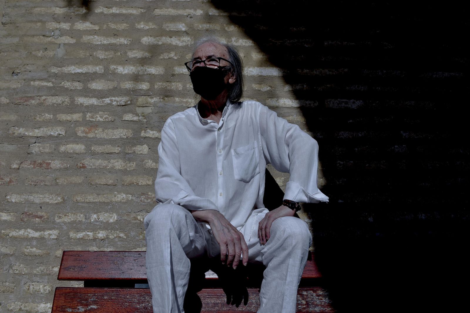 Gualberto (Sevilla, 1945) en el claustro del monasterio de San Jerónimo.