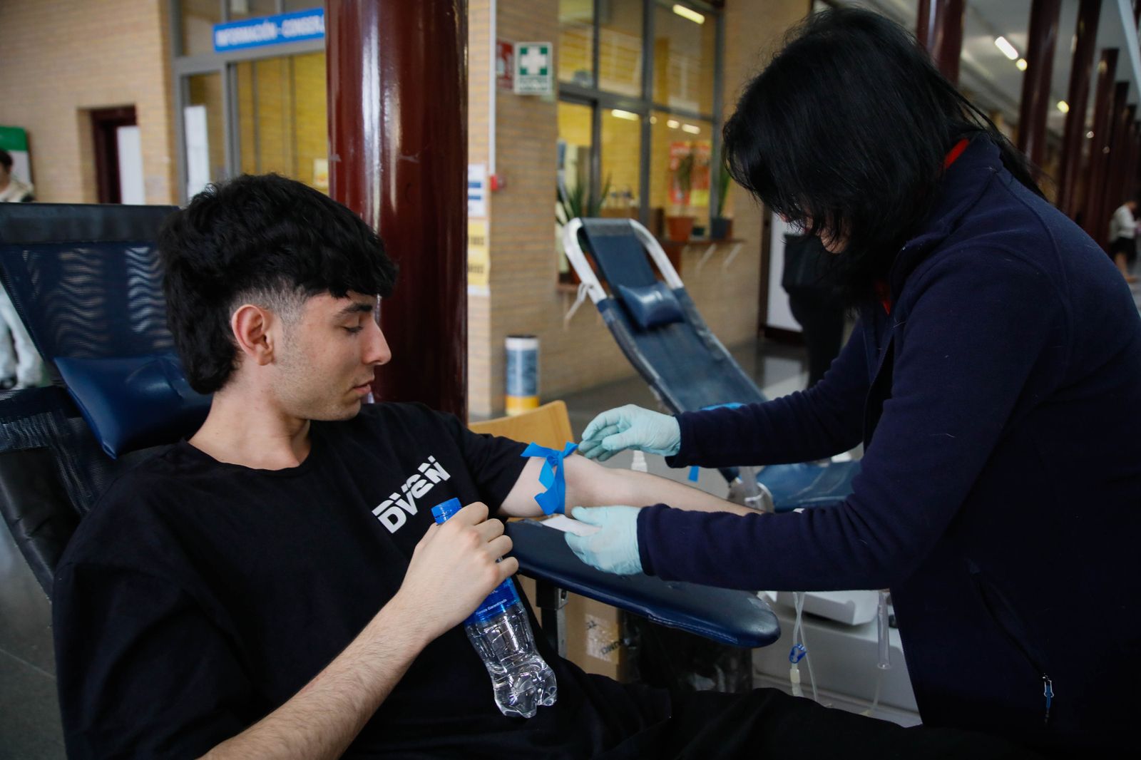 Juan de la Cruz Belmonte y Aref Laarej en la colecta de sangre de la UAL