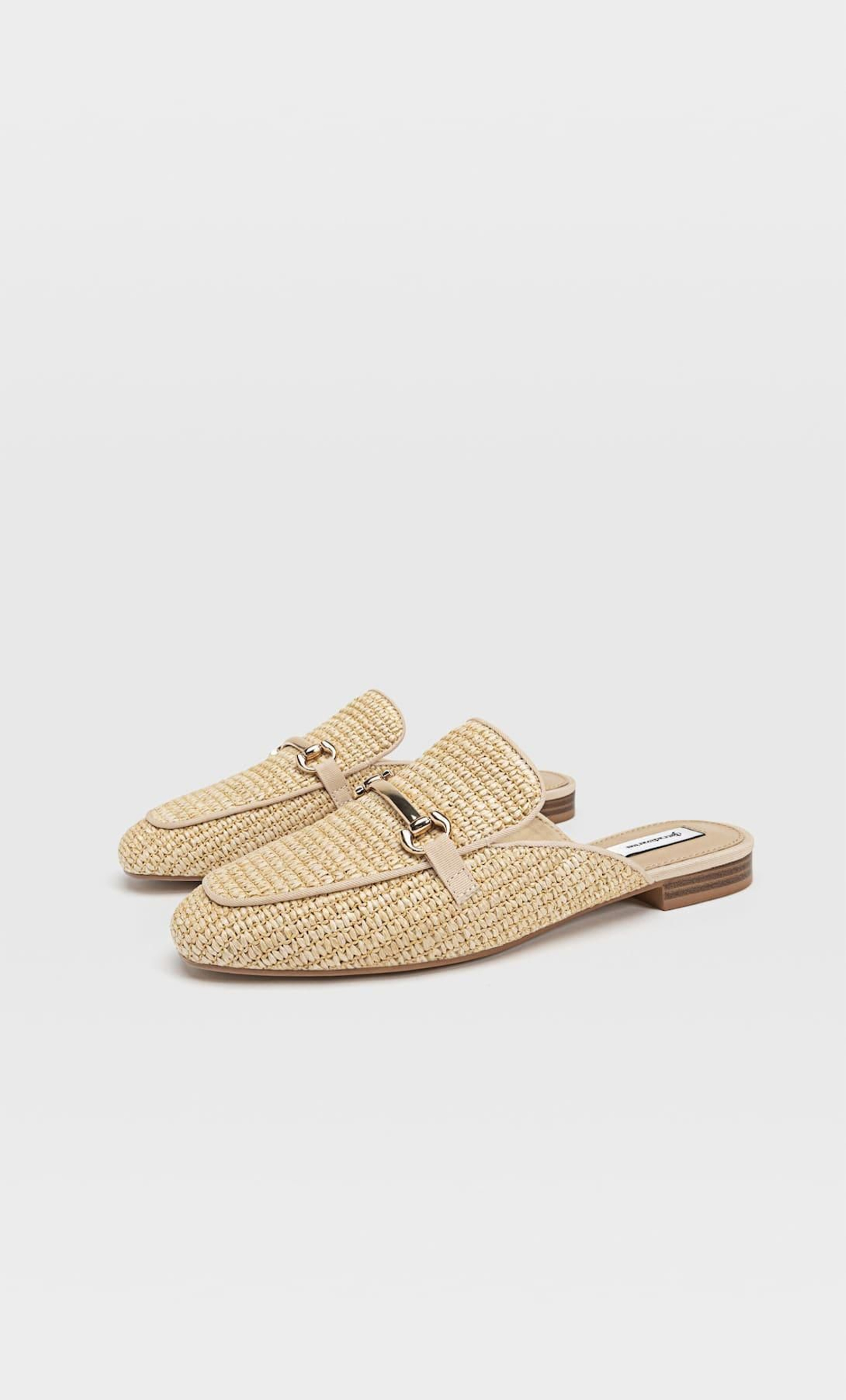 Zapatos mule de rafia de Stradivarius.