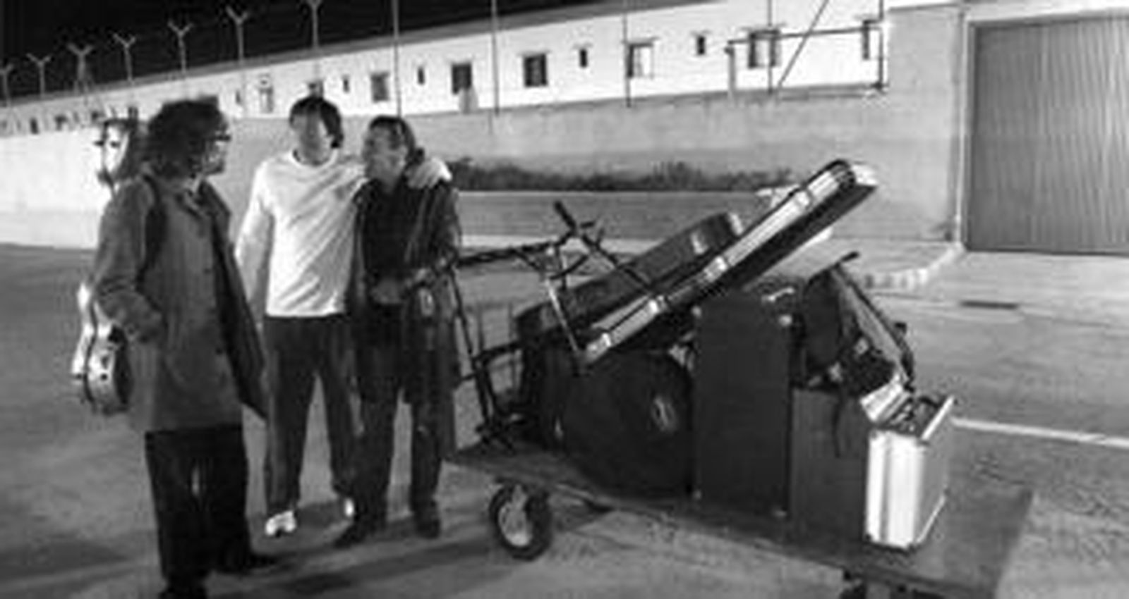 Los componentes de Navajita Plateá, abandonando el centro penitenciario Puerto 1, tras su actuación.