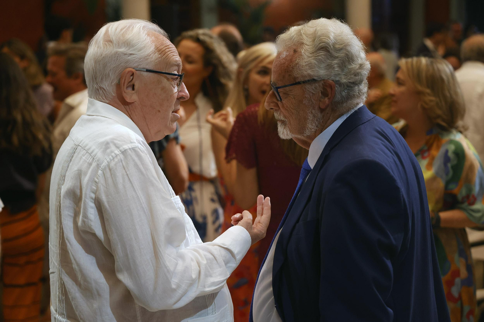 Presentación del libro  'Juan Robles, la sonrisa del tabernero' de Carlos Navarro, todas las imágenes