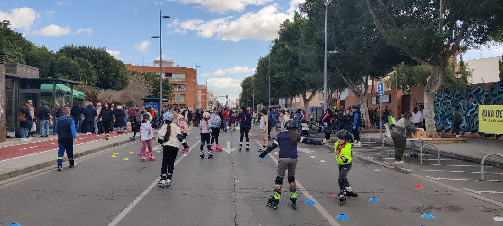 La avenida Padre Méndez volvió a llenarse de actividades este domingo cerrada al tráfico.