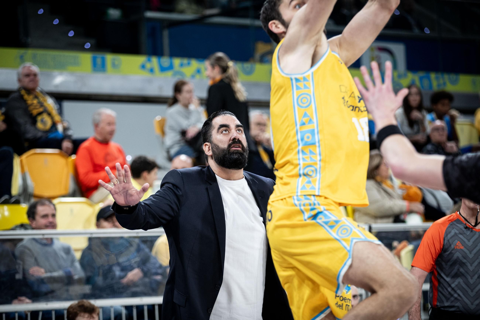 Ramón Díaz observa una acción de Tobey.