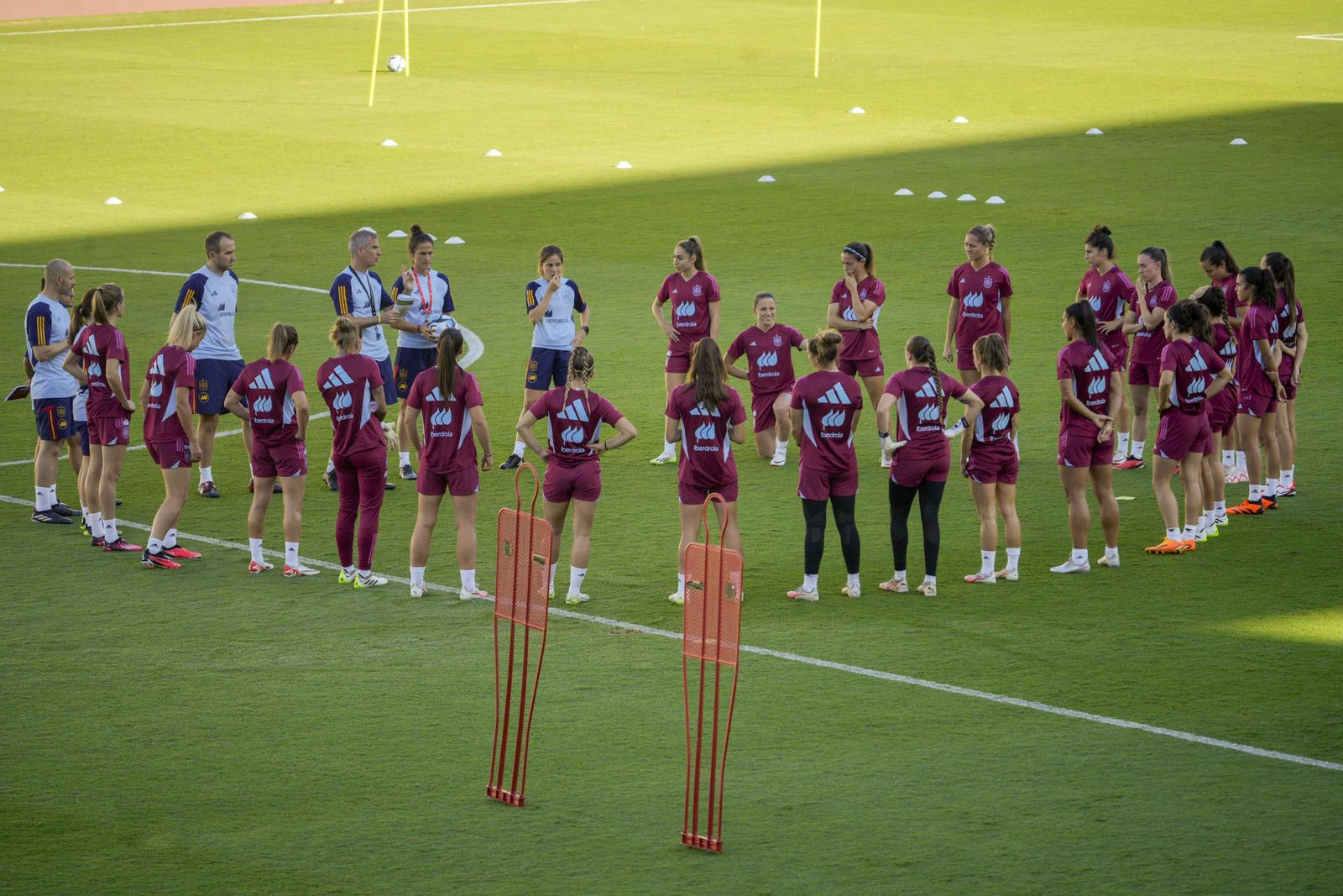 Las futbolistas de la selección española antes de comenzar el entrenamiento en El Nuevo Arcángel.