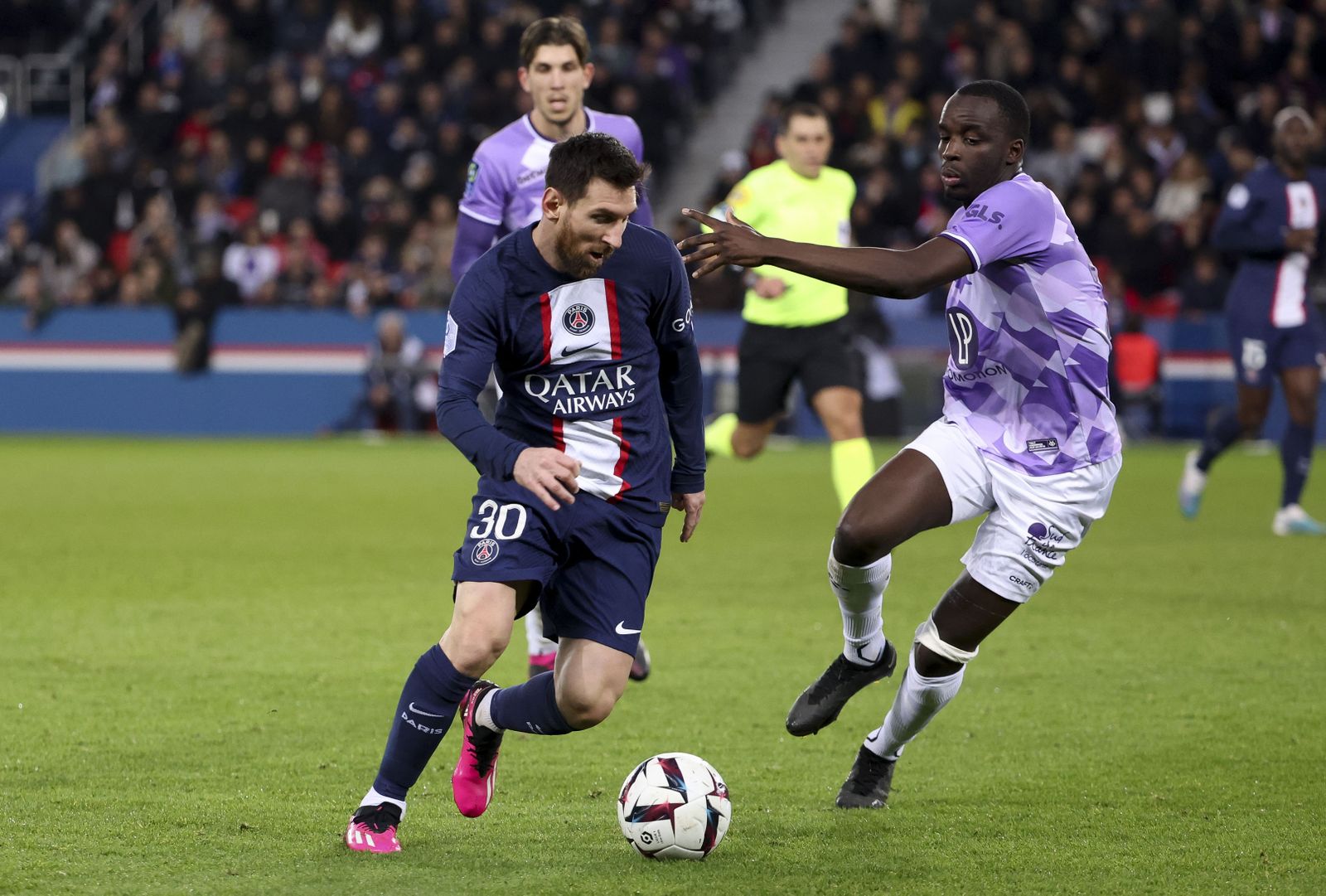 Moussa Diarra intenta frenar a Messi durante un encuentro entre el Toulouse y el PSG.