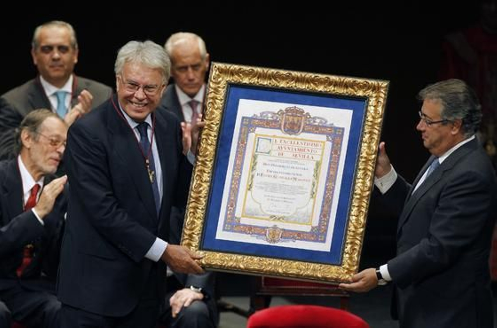 Felipe González recoge el título de Hijo Predilecto de Sevilla de manos del alcalde. / Antonio Pizarro