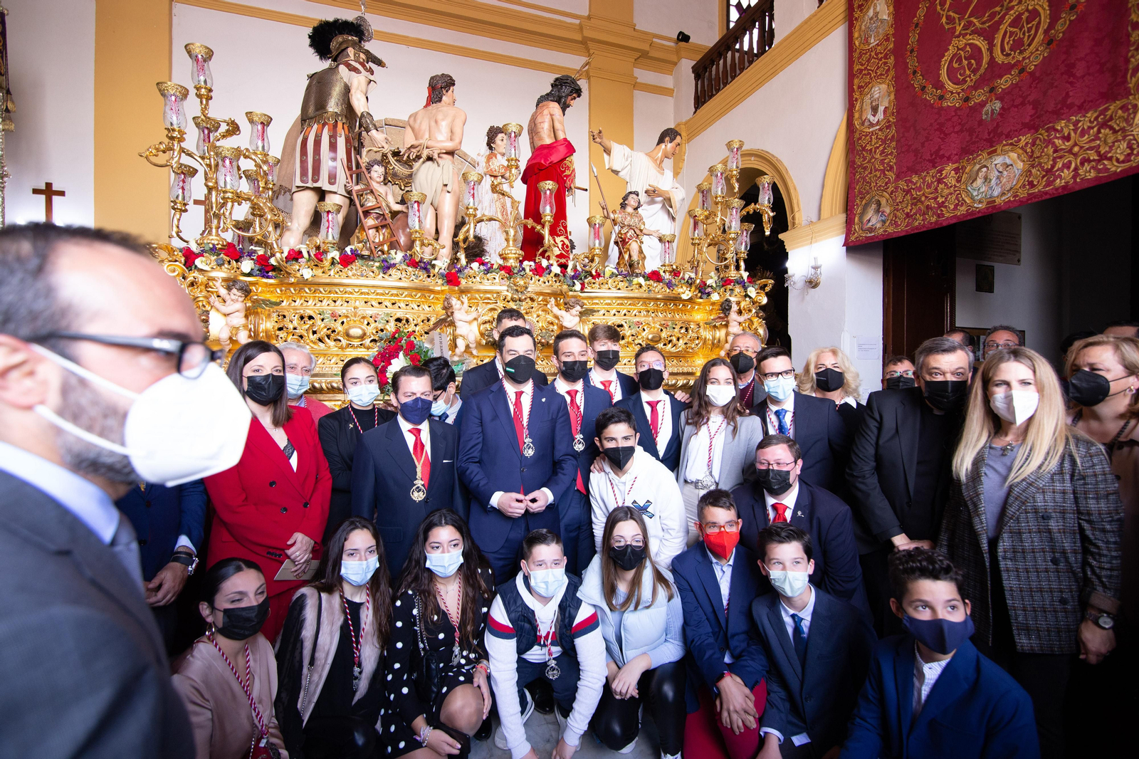 Así ha sido la visita del presidente de la Junta a las hermandades del Lunes Santo de San Fernando