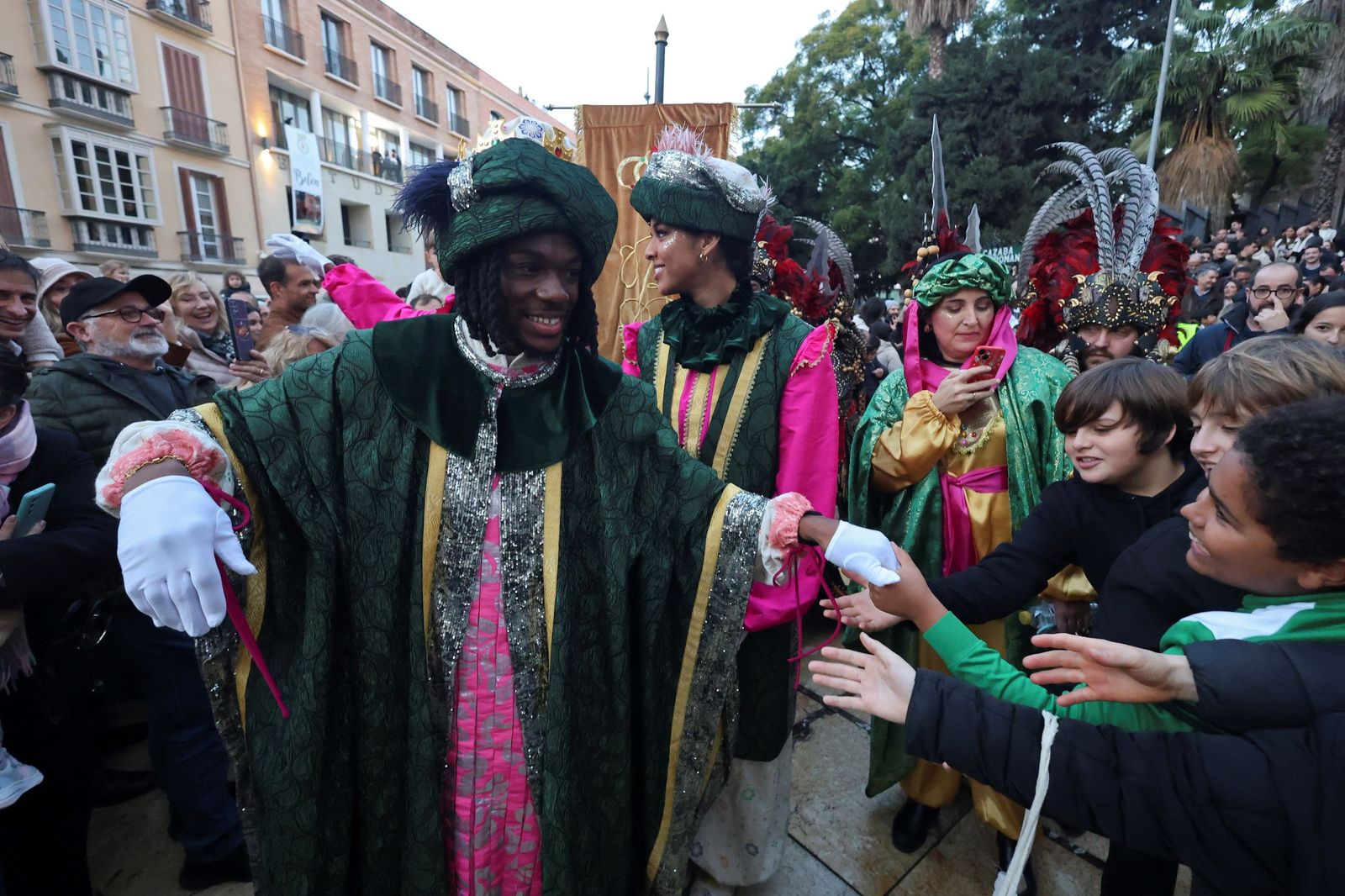 Los Reyes Magos llenan Málaga de ilusión tras la lluvia
