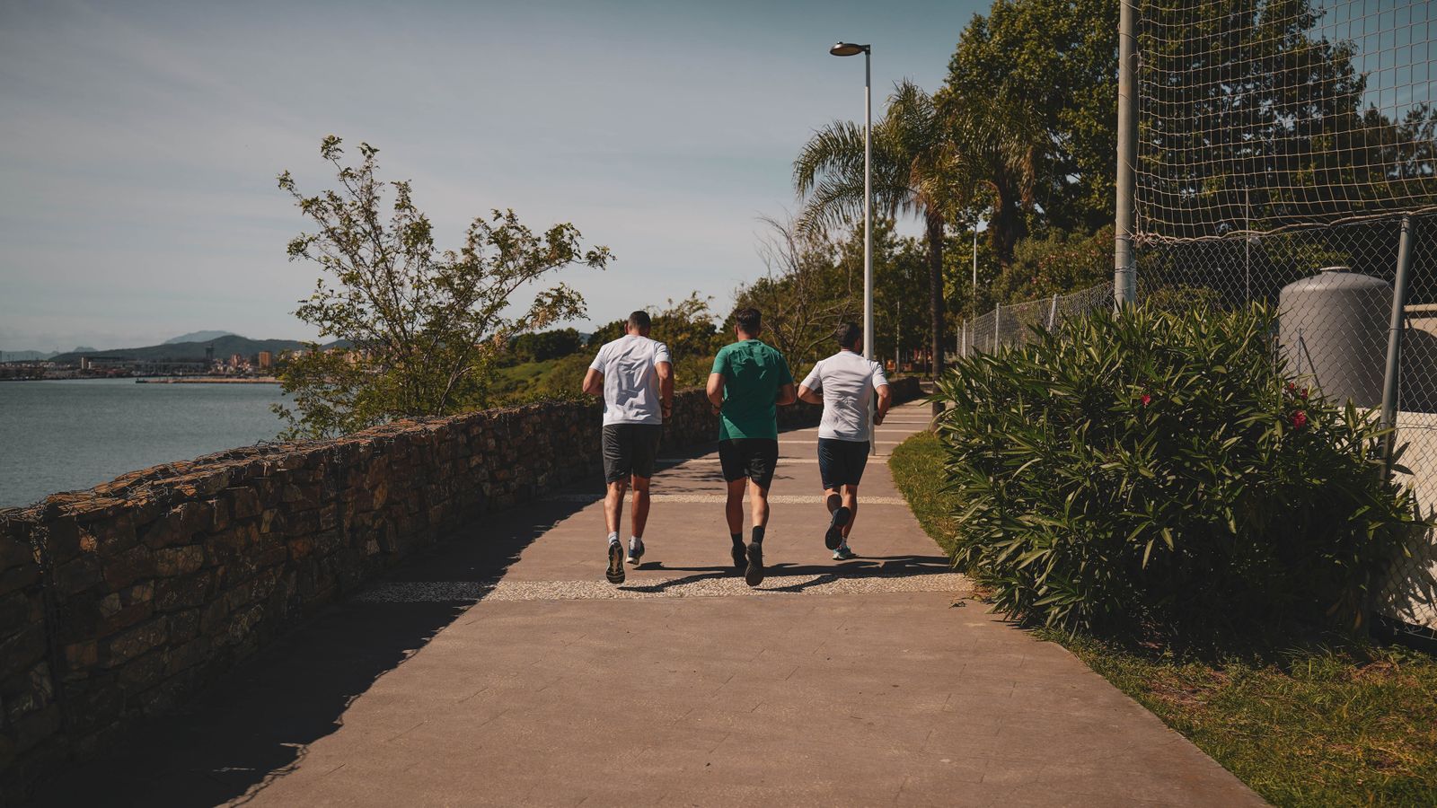 Personas disfrutando del mañaneo en el paseo marítimo de Algeciras, en imágenes