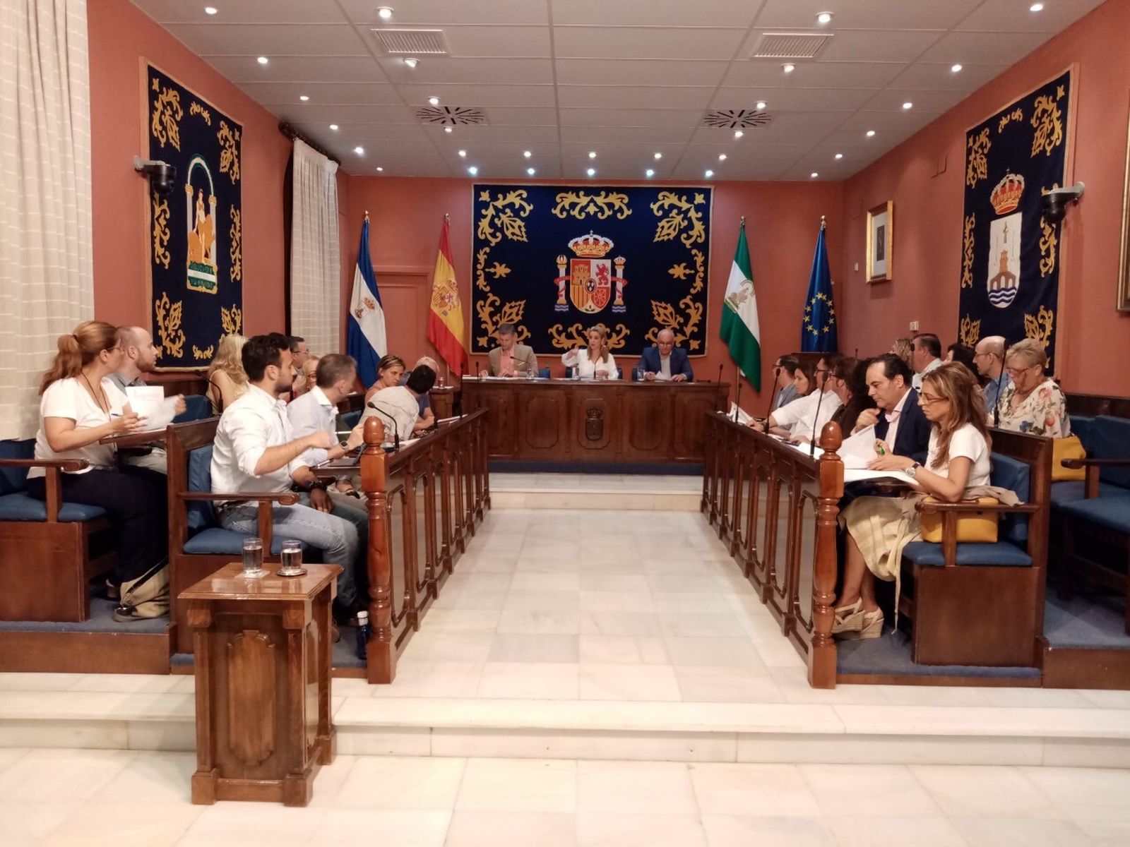 Un pleno del Ayuntamiento de Alcalá de Guadaría, presidido por Ana Isabel Jiménez.