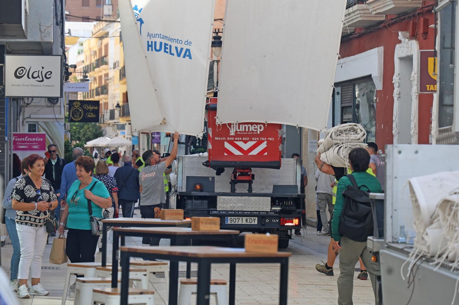 Retiran los toldos de las calles del centro de Huelva.