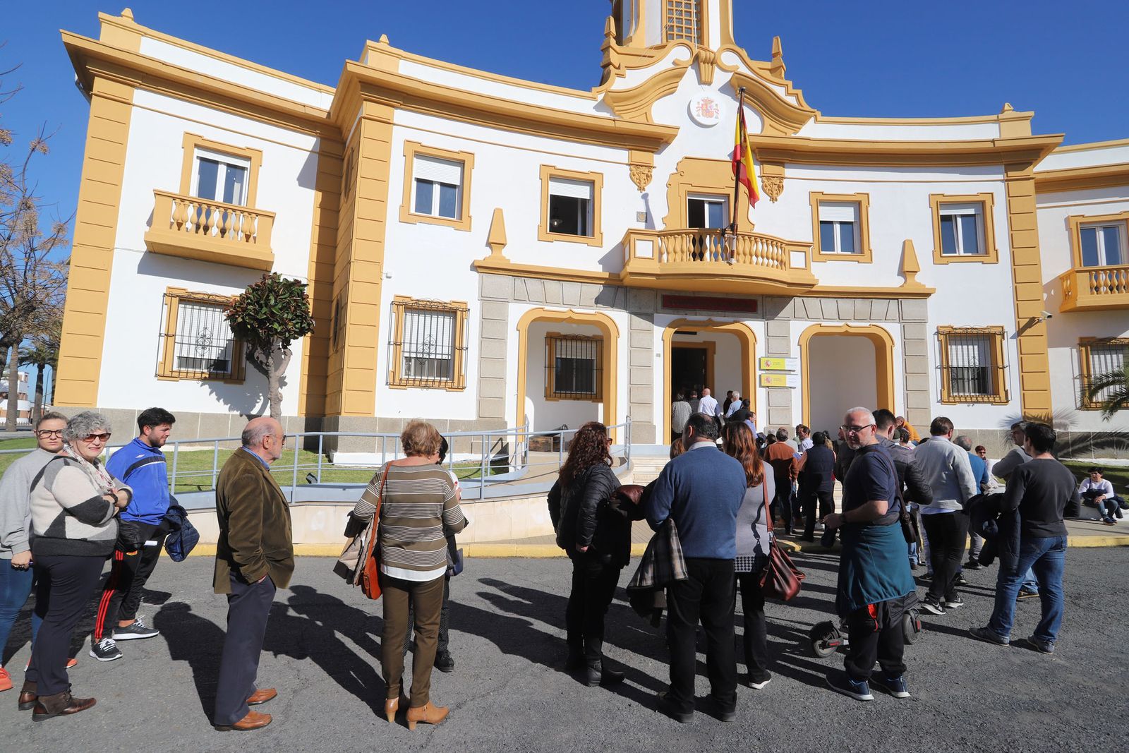 Imágenes de las largas colas para recoger las invitaciones para visitar el submarino Tramontana