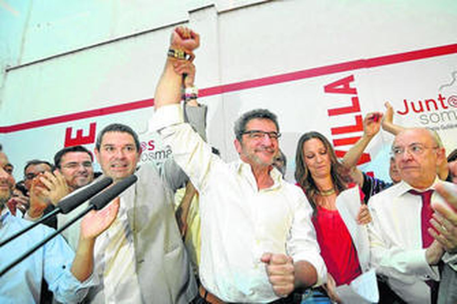Demetrio Pérez  alza el brazo de Limones, en 2008, en la presentación de la candidatura de éste a la Secretaría del PSOE.