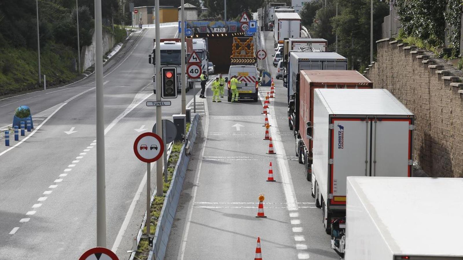 El túnel del Acceso Norte a Algeciras, cortado en dirección salida.