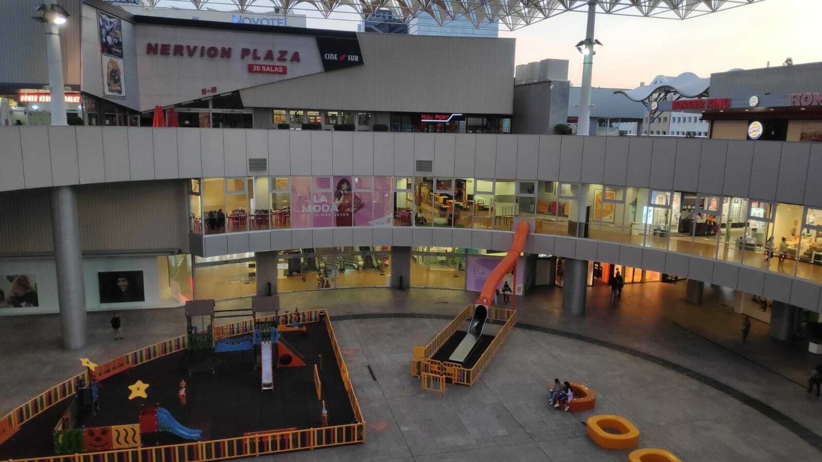 El centro comercial, vacío durante la tarde del viernes.