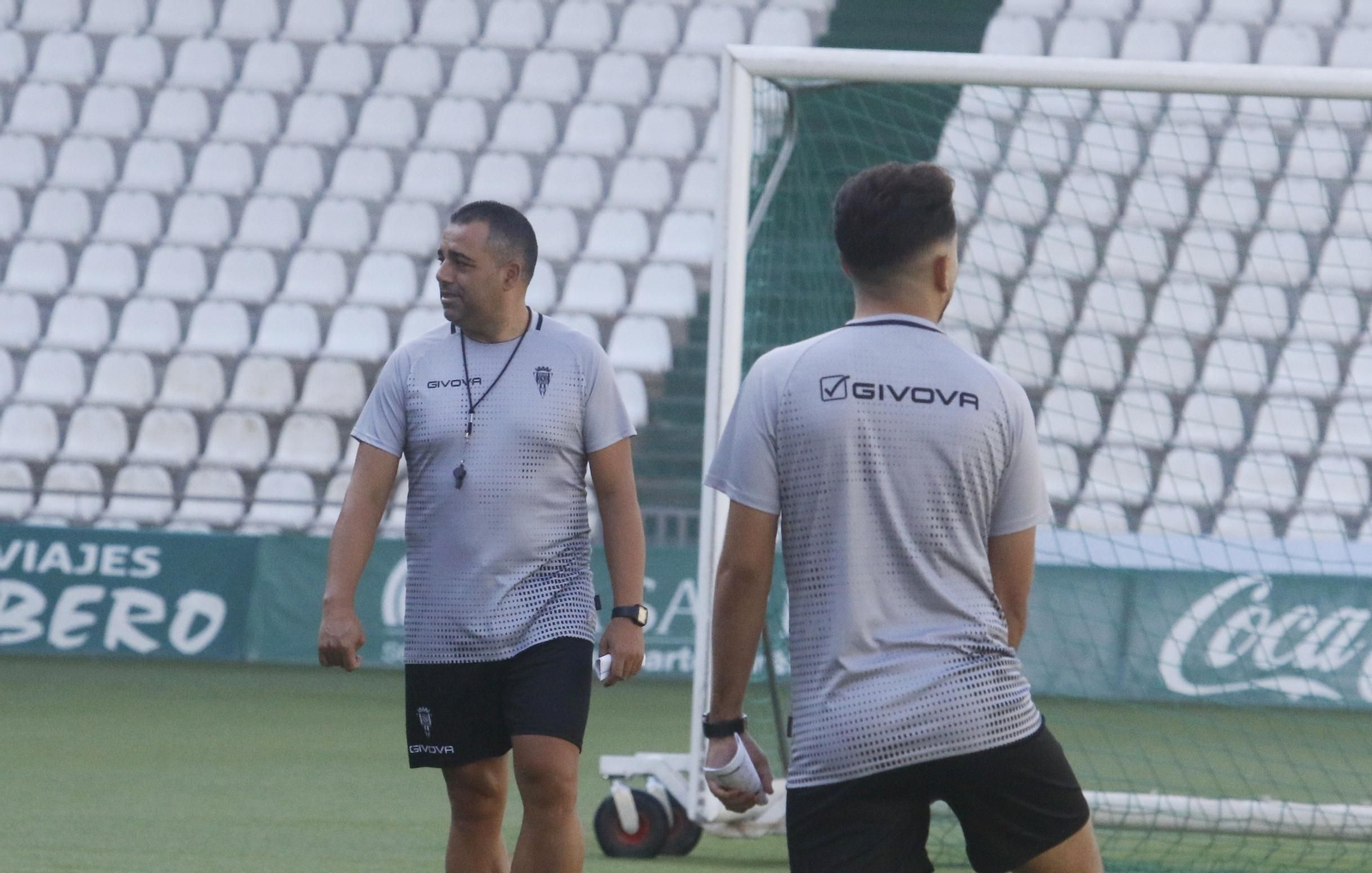 Germán Crespo, ante la presencia de Óscar Ibáñez, sonríe durante un entrenamiento en El Arcángel.