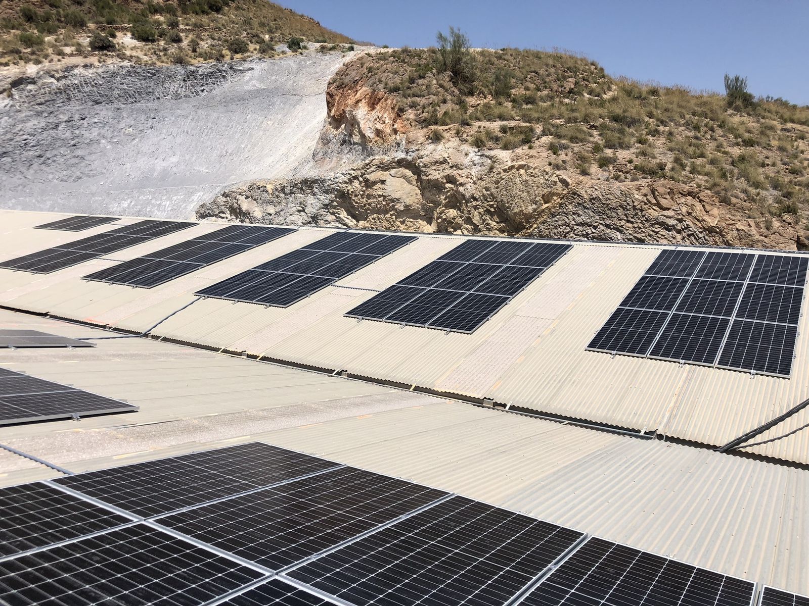 Placas fotovoltaicas en Natural Stone Tino en Macael.