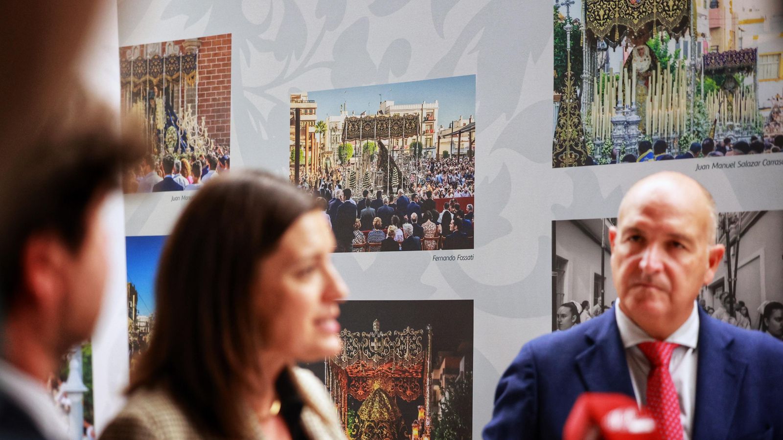 La alcaldesa, Patricia Cavada, y el presidente del Consejo de Hermandades, Manuel Antonio García, durante el acto de inauguración de la exposición dedicada a la Magna Mariana de San Fernando.
