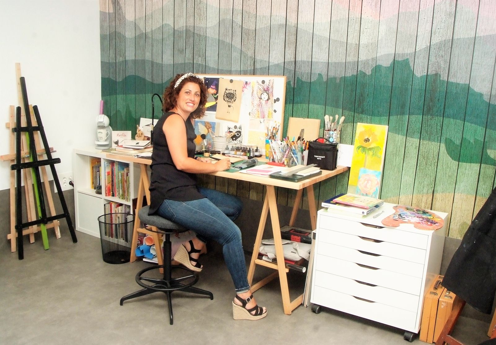 Sol Ruiz en su Academia donde enseña a pintar y donde disfruta del trato con sus alumnos.