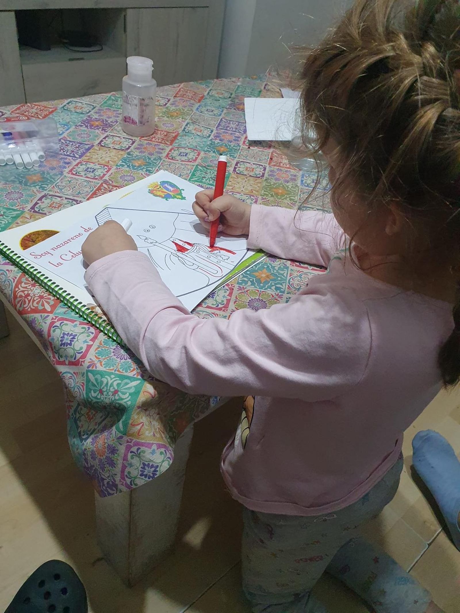 Una niña realiza un dibujo de La Columna de Algeciras.