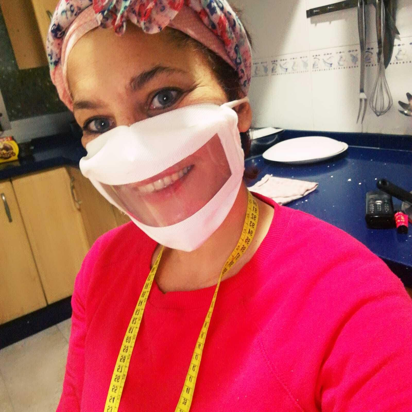 Una mujer con la mascarilla Mecalsis.