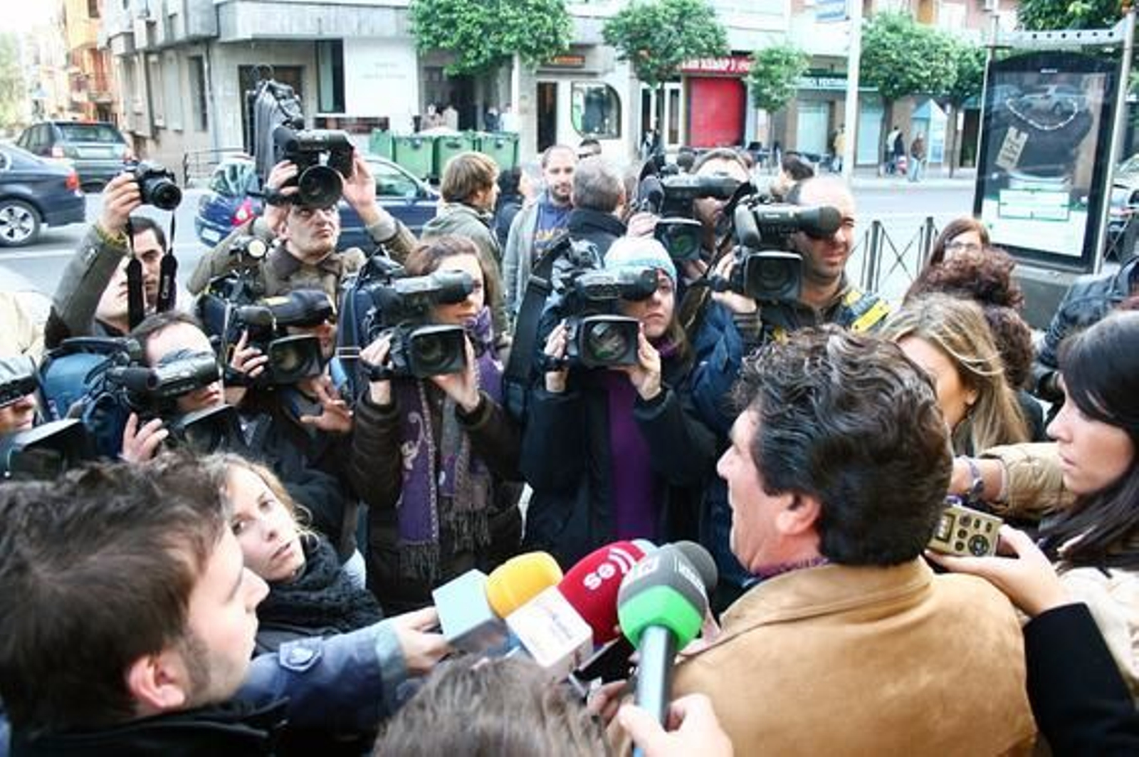 Juan Cortés, abuelo de Mariluz, atiende a la prensa.

Foto: Alberto Dom?uez