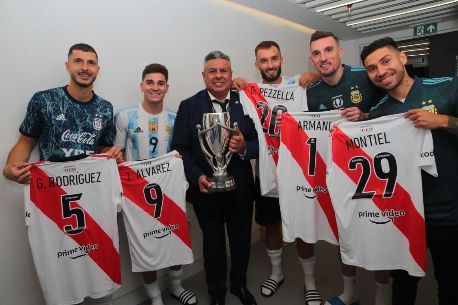 Betis y Sevilla unidos por River: Guido, Pezzella y Montiel en la celebración de Argentina