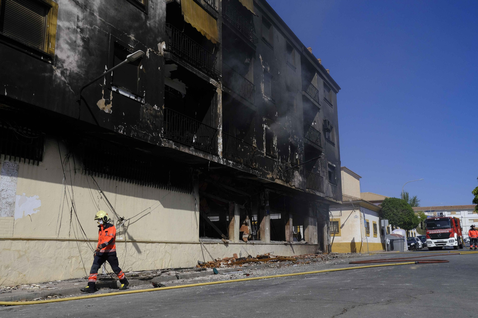 Incendio de un edificio de 18 viviendas en Ronda, en fotos