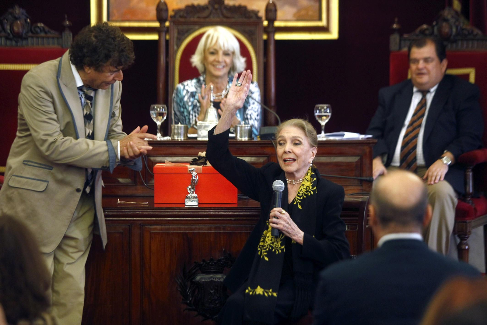 María Dolores Pradera, homenajeada en el FIT de 2011, entona el estribillo de las 'Habaneras de Cádiz', mientras es jaleada por Jesús Quintero María Dolores Pradera, homenajeada en el FIT de 2011, entona el estribillo de las 'Habaneras de Cádiz', mientras es jaleada por Jesús Quintero