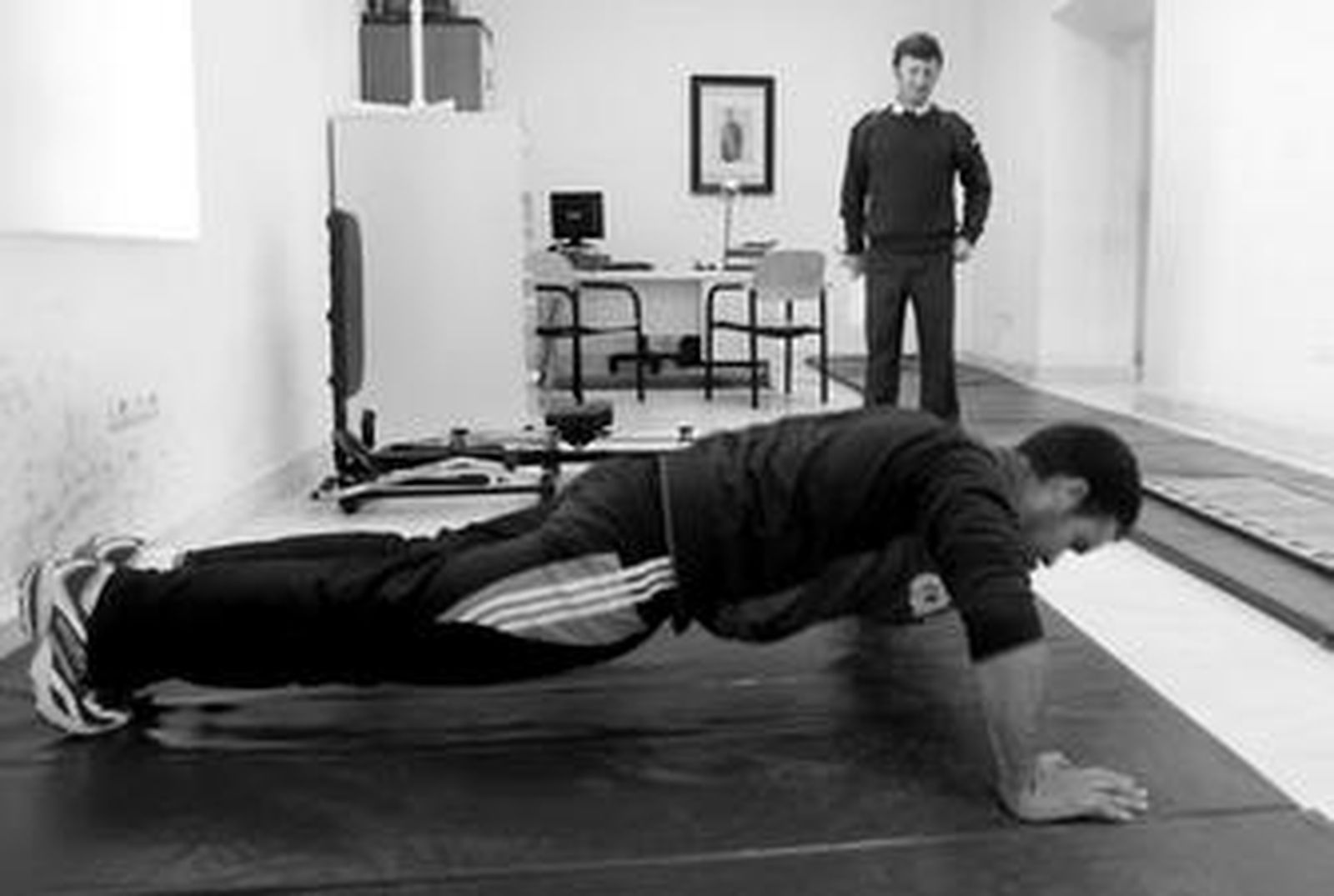 Un joven realiza las pruebas físicas necesarias para ser soldado en la Delegación de Defensa en Cádiz.