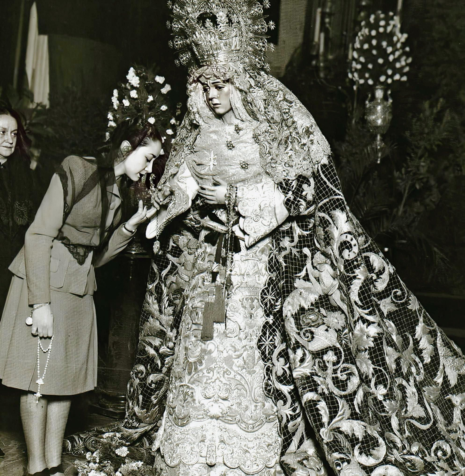 Se cumplen cien años del primer besamanos a la Macarena