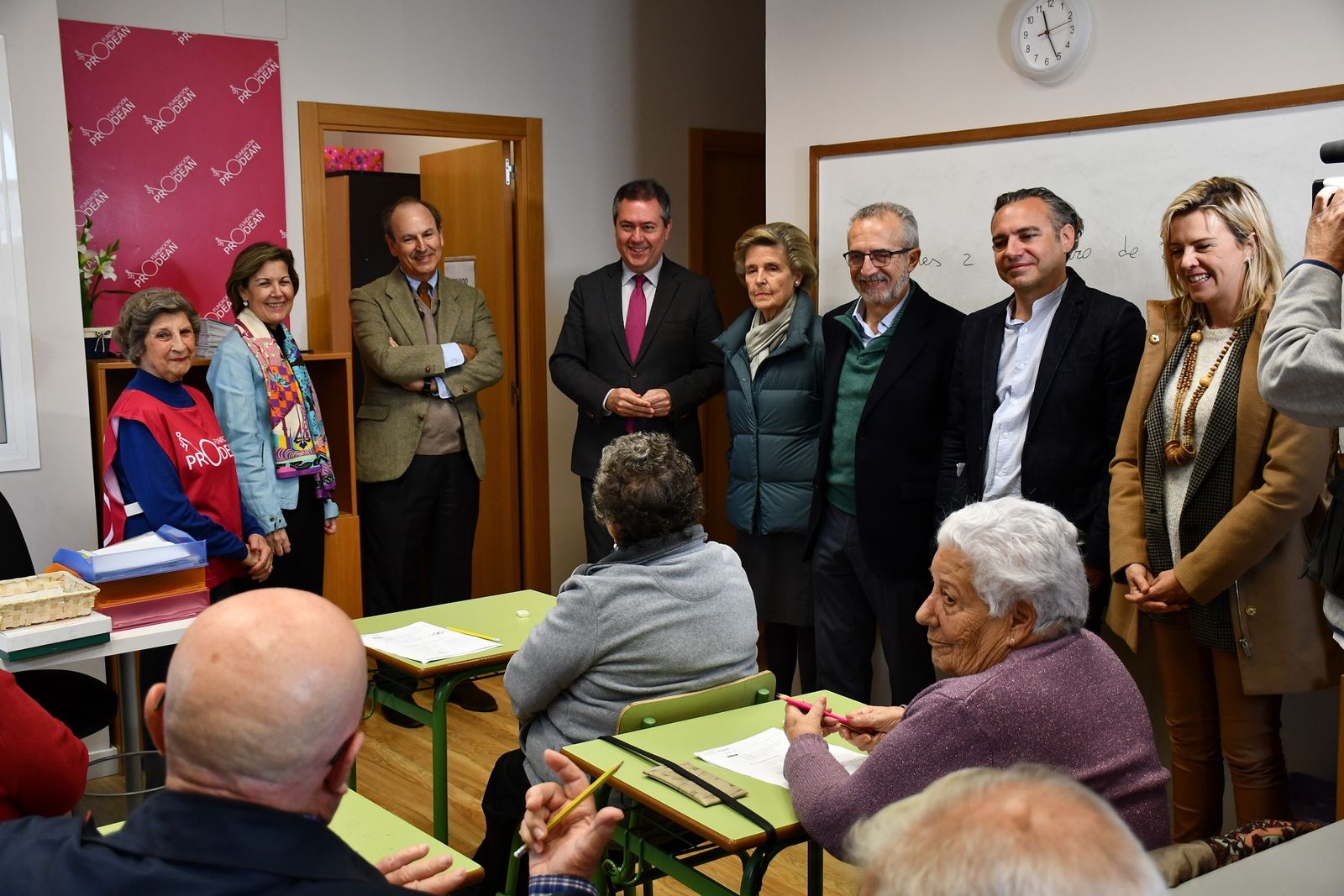 Alumnos del taller de alfabetización con responsables de Prodean y del Ayuntamiento, que ha cedido el local.