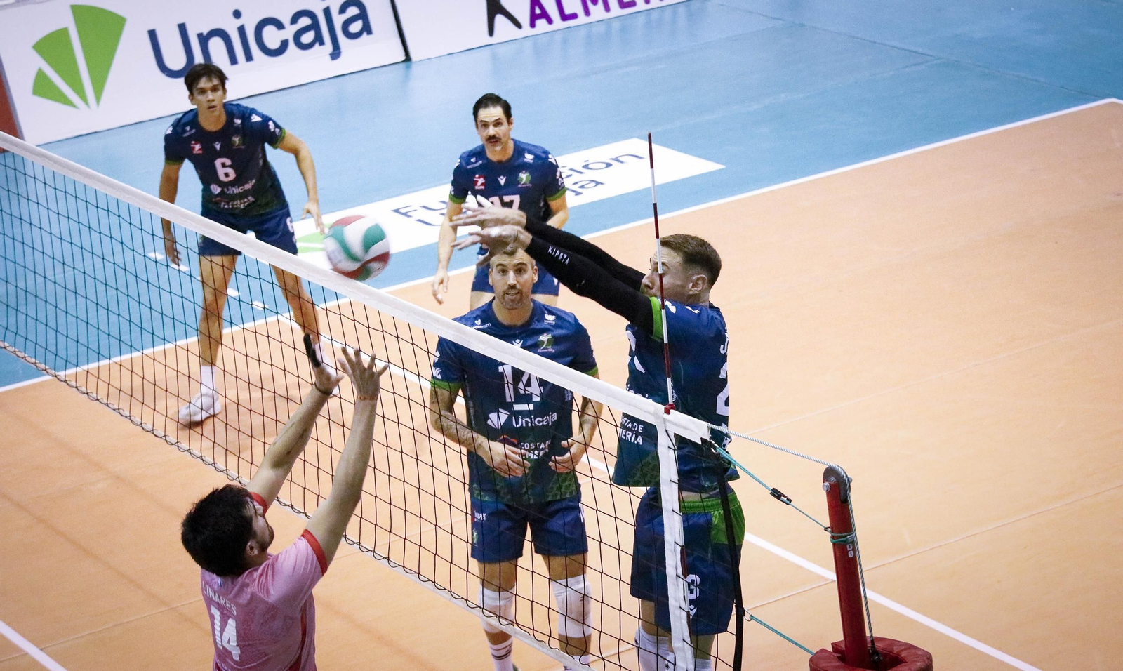 Unicaja Costa de Almería-Arenal Emeve de la Superliga, en imágenes