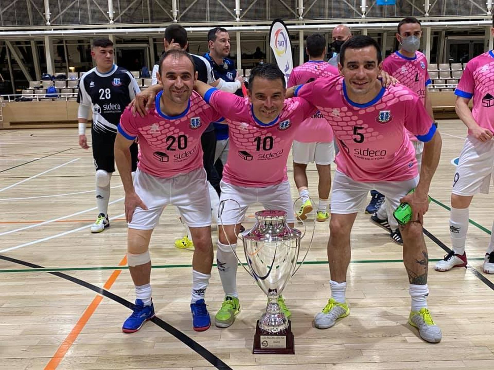 Javier Saviola, en el medio, junto a dos compañeros de equipo