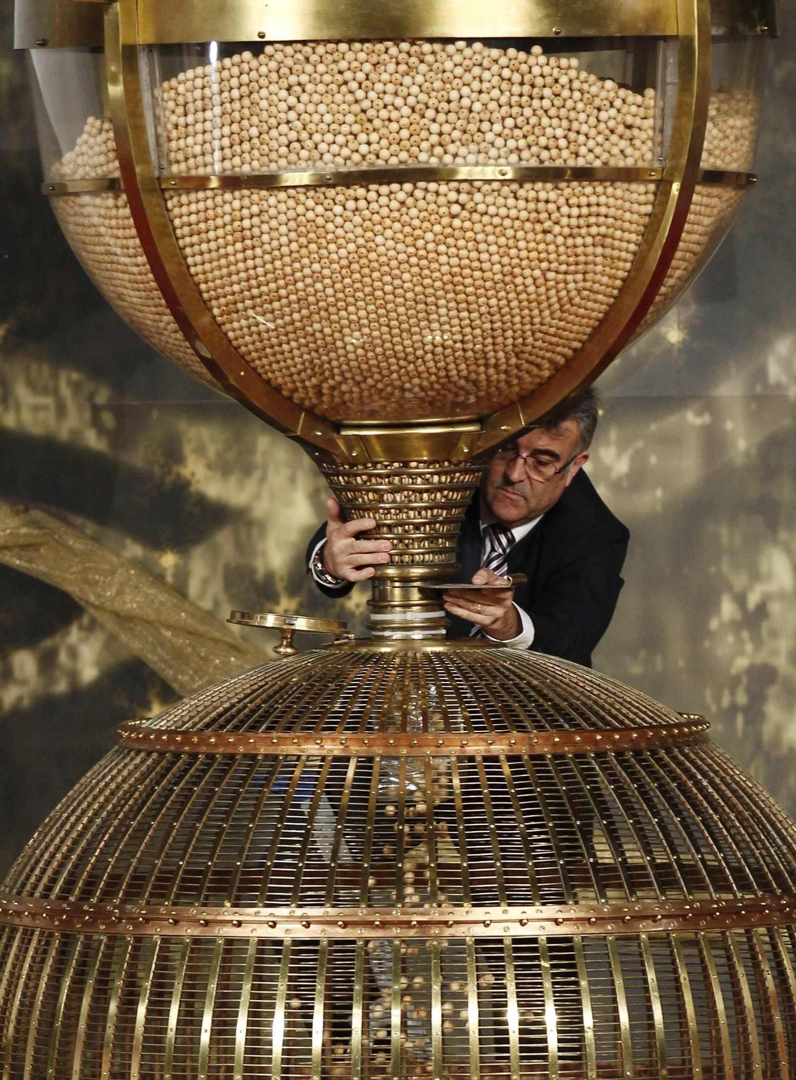 El bombo de los números de la Lotería de Navidad a punto de ser rellenado.