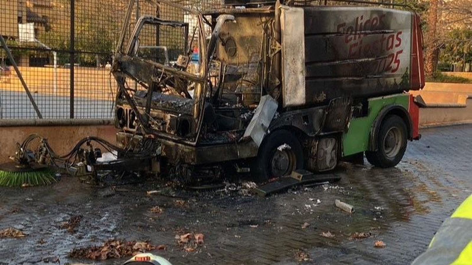 Los Bomberos de Granada intervienen una barredora incendiada