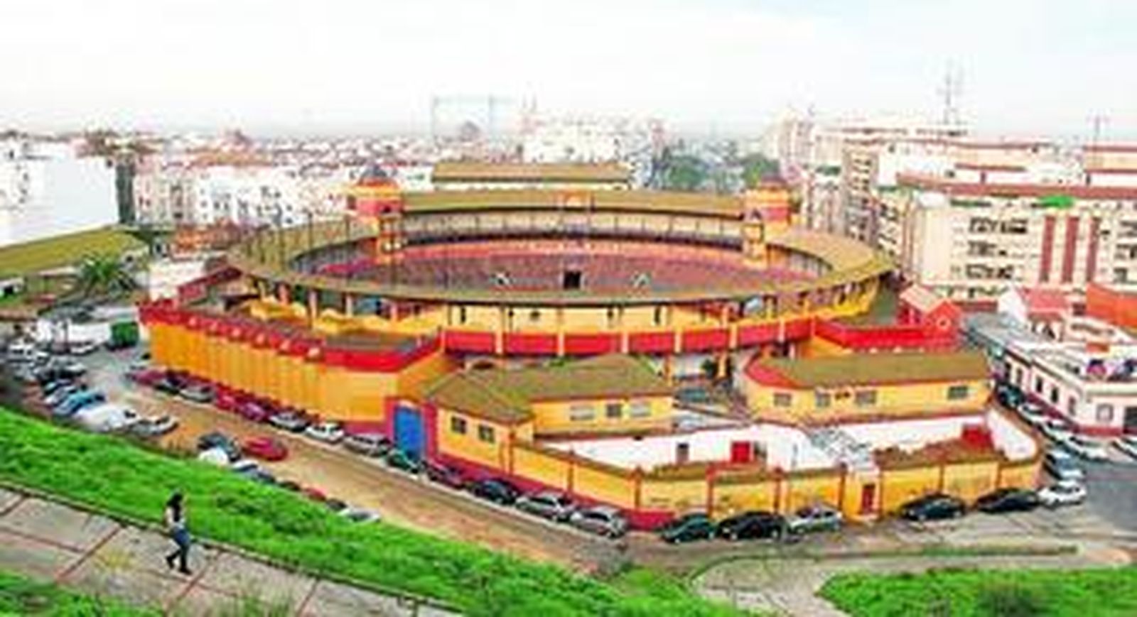 Vista general de la Plaza de Toros de Huelva, declarada en ruinas en 1968 y restaurada entre 1983 y 1986 por el arquitecto Luis Marquínez.